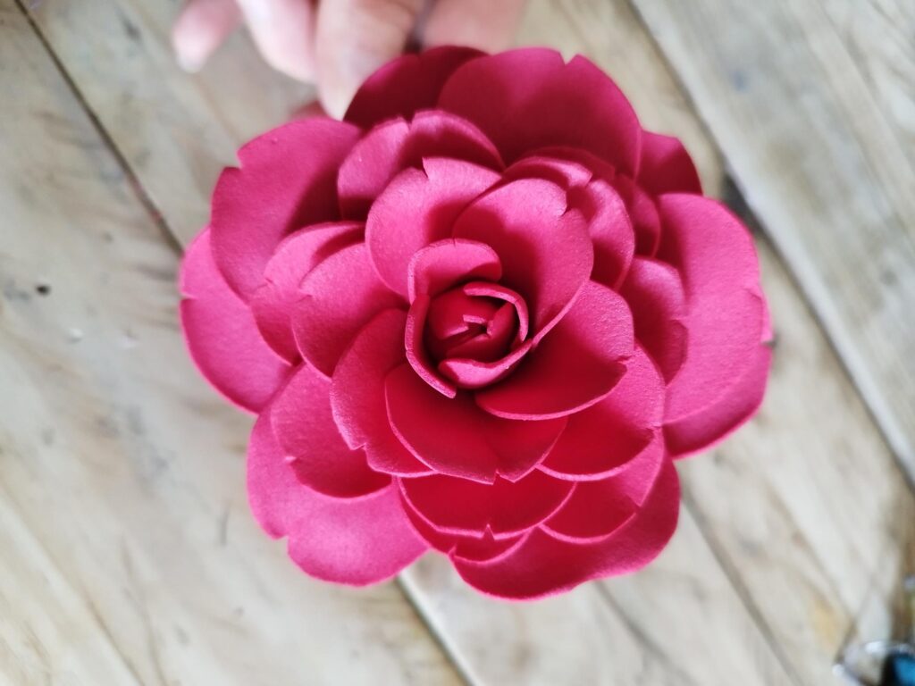 Camelia fait main, création artisanale, en feuille de mousse, décoration intérieur