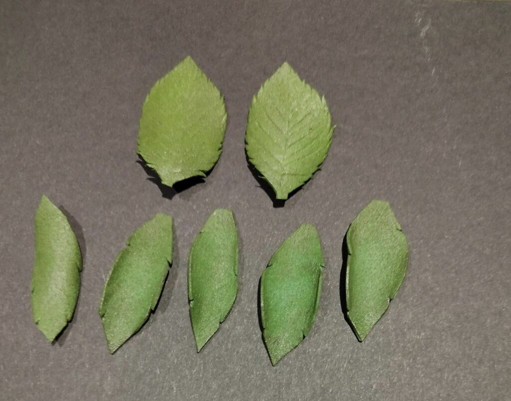 feuilles et sépales, création fait main, feuille de mousse, Foamiran, fleur rose