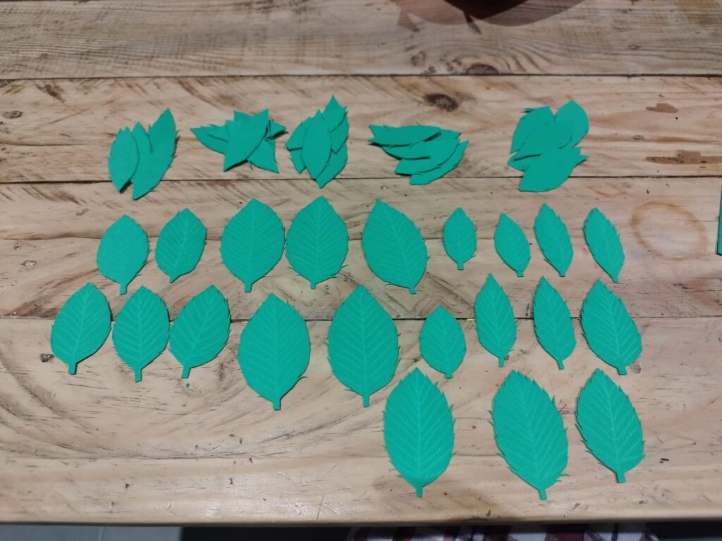 fabrication de feuilles et sépales de fleur de rose en feuille de mousse, Foamrian, fait main