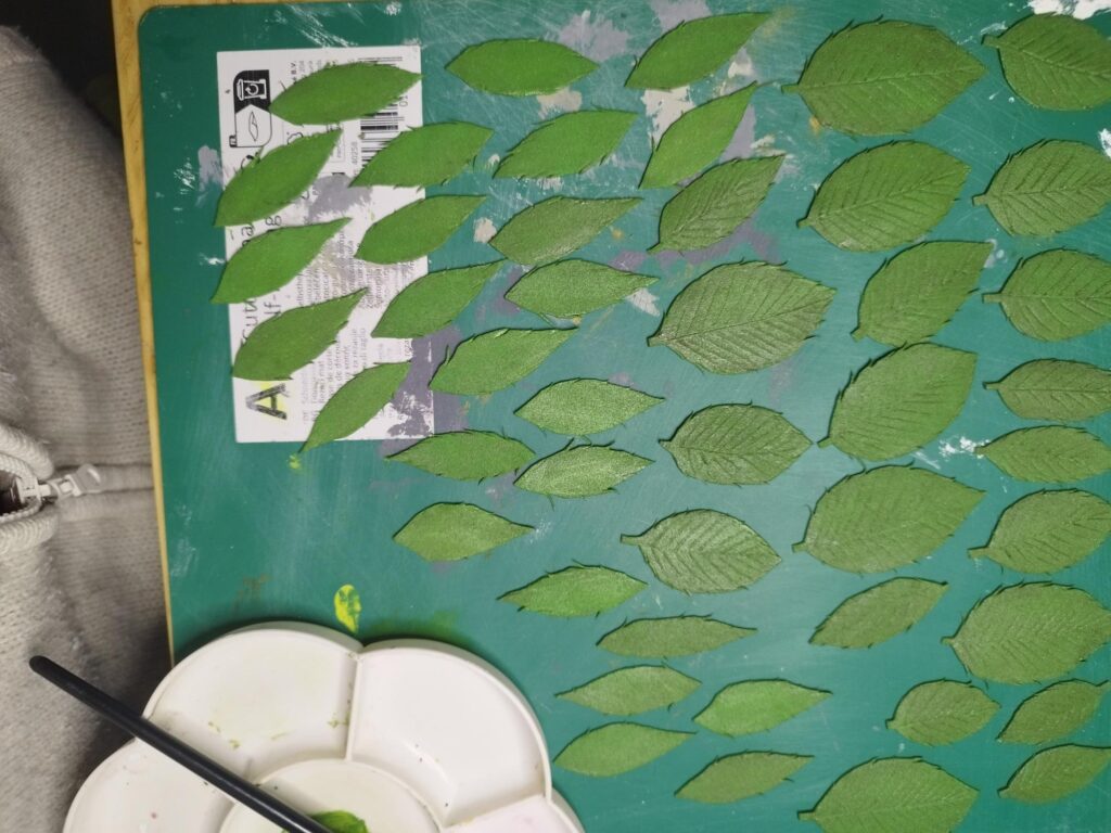 fait main, création d'une de tige de rose, avec une feuille de mousse, Foamiran