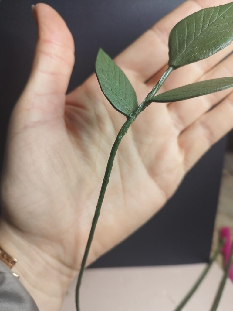 création fait main, branche de décoration pour bouquet de fleurs, faite avec une tige florale et de la feuille de mousse, décoration intérieur