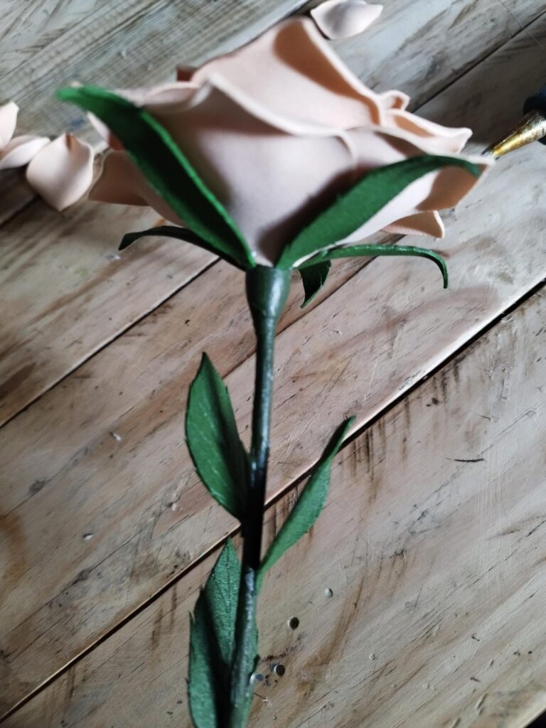 fleur rose en mousse couleur ivoire, décoration intérieur, création artisanale