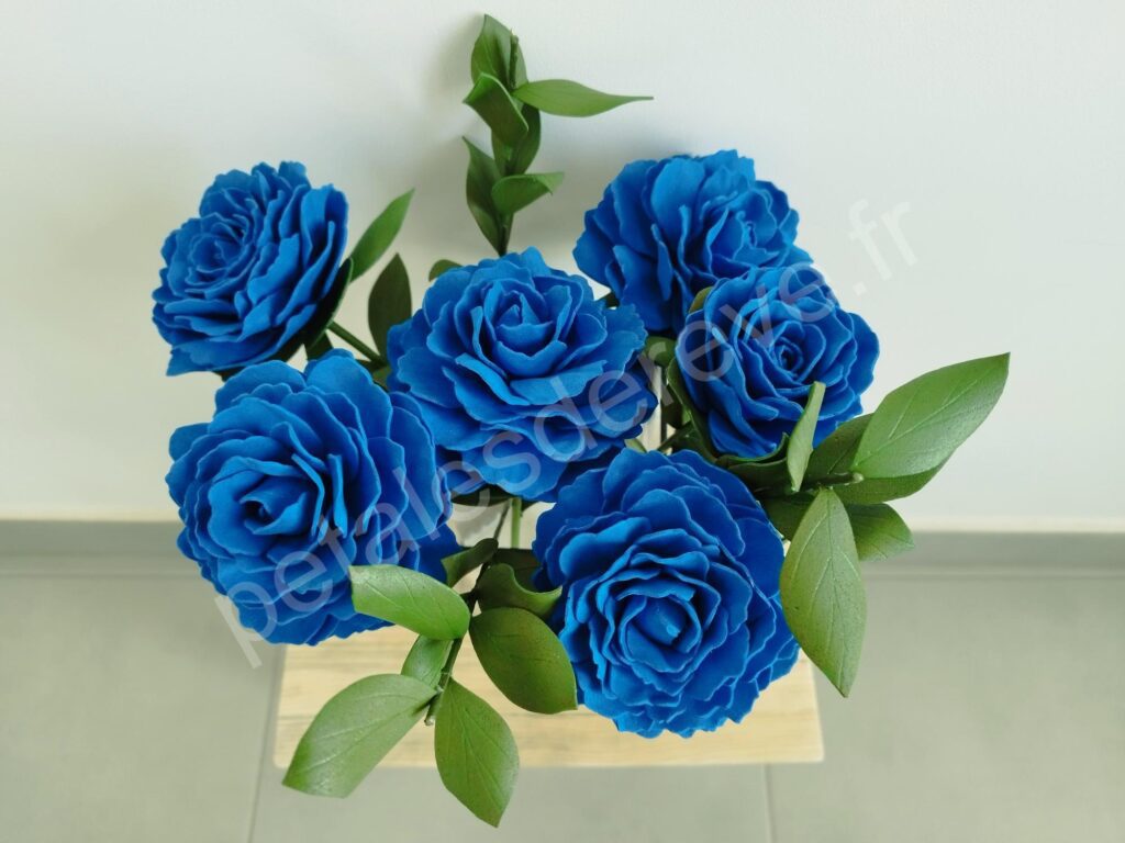 Bouquet bleu de pivoine, fait main, en feuille de mousse, Foamiran, décoration intérieur, avec des branches de feuilles fait main