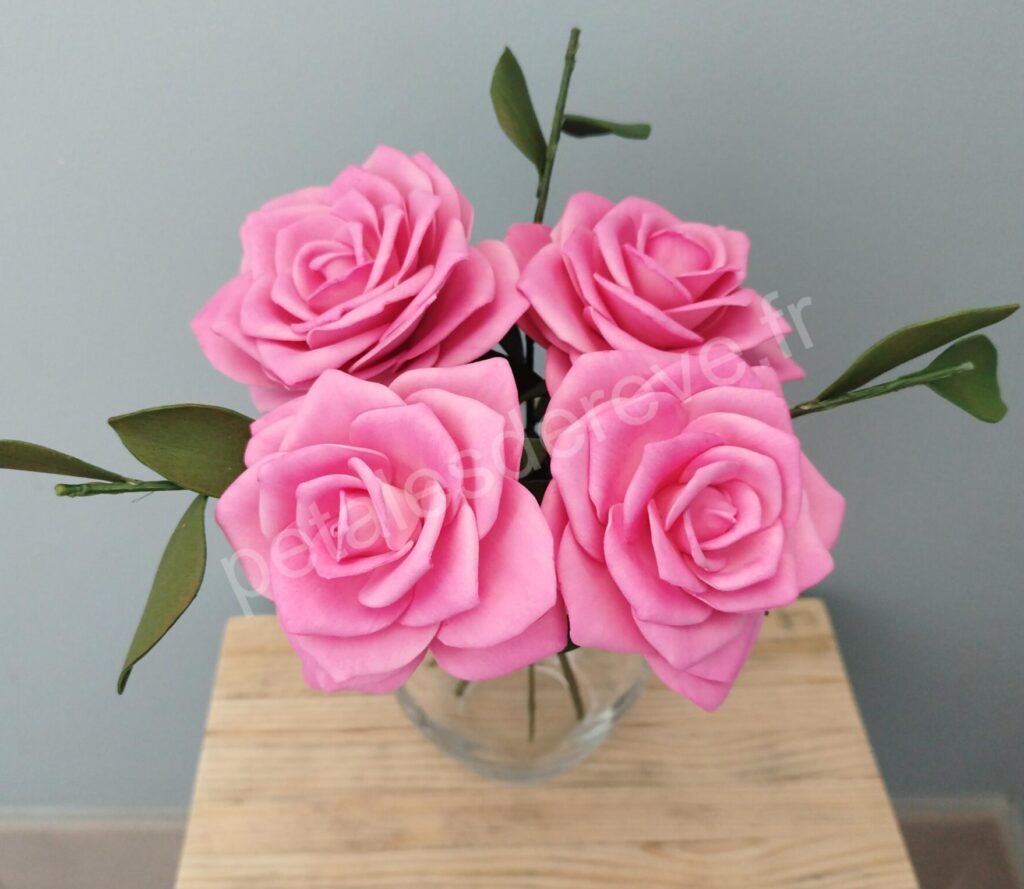 Bouquet de rose en feuille de mousse, décoration intérieur, fait main. Branches de feuilles en tige floral et feuille de mousse.