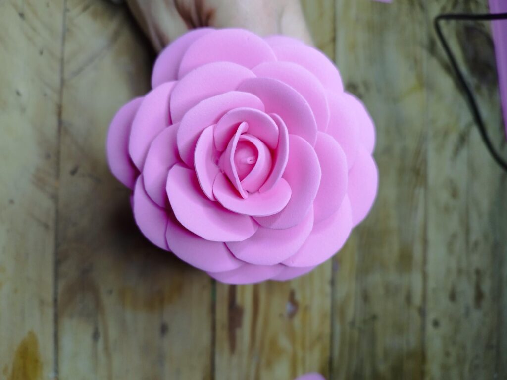 Fleur camélia, en feuille de mousse