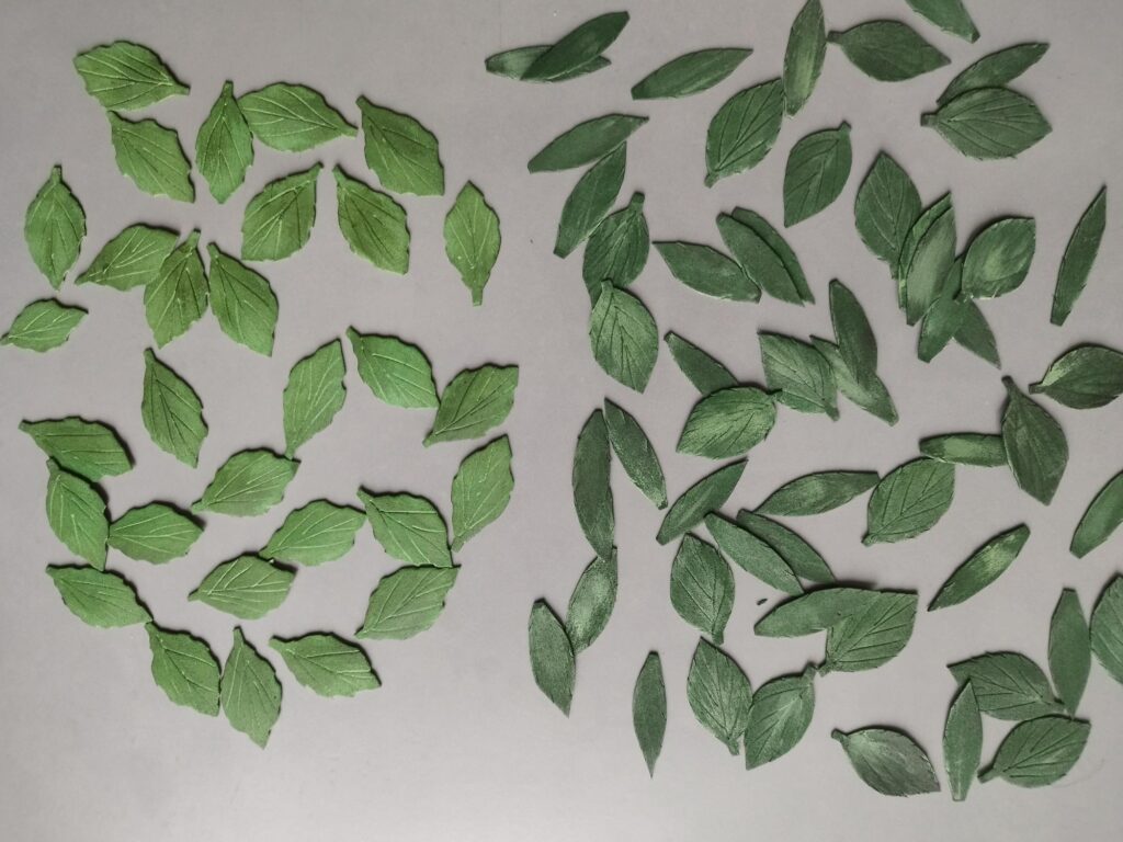 création artisanale de feuilles pour branche de bouquet de fleurs. Feuille de mousse et coloré en vert avec effet brossage.