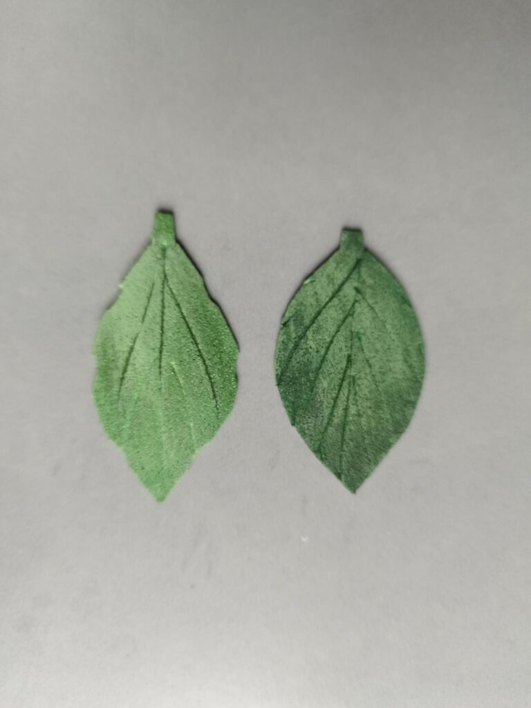 création artisanale de feuilles pour branche de bouquet de fleurs. Feuille de mousse et coloré en vert avec effet brossage.