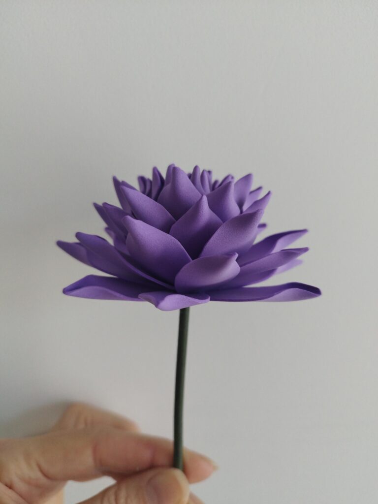 Dahlia fabrication main en feuille de mousse