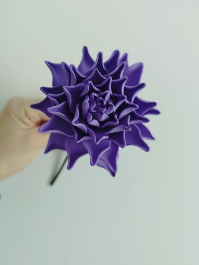 Dahlia en mousse, fabrication à la main