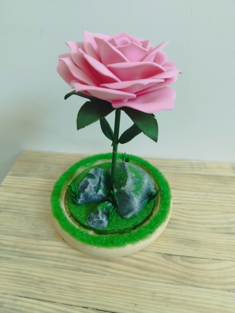 Création faite à la main, décoration intérieur, rose en feuille de mousse, pierre en polystyrène