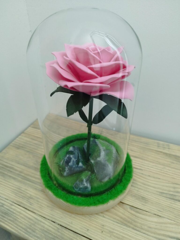 Création faite à la main, décoration intérieur, rose en feuille de mousse, pierre en polystyrène