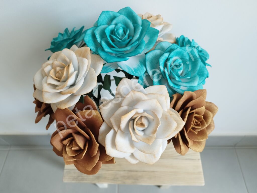 Bouquet de roses tricolores, décoration intérieur, en feuille de mousse