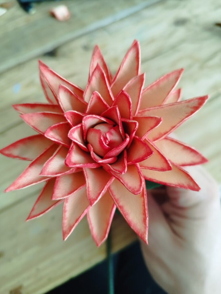 fleur de mousse dahlia, création à la main