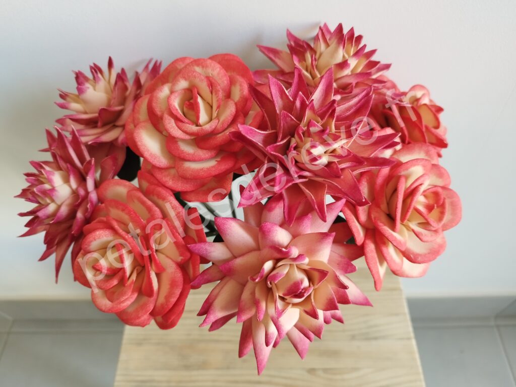 fleurs de mousse, dahlia et camélia. Cadeau femme, anniversaire, mariage, décoration intérieur